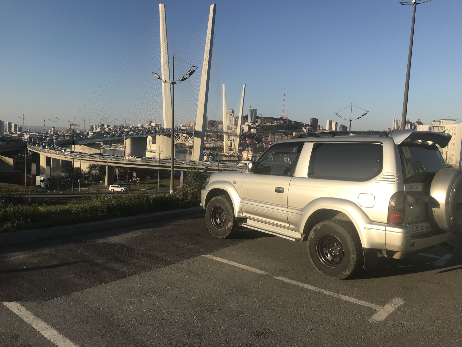 Крузер владивосток. Land Cruiser Prado белый 2000. Ленд Крузер Владивосток на фоне моста. Машины ленд Крузер 10. Land Cruiser и Land Cruiser Prado.