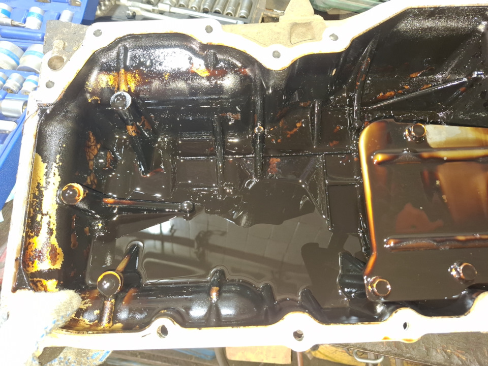 Это не сливаемый остаток масла, который смешивается с новым, которое вы заливаете — Mazda CX-7