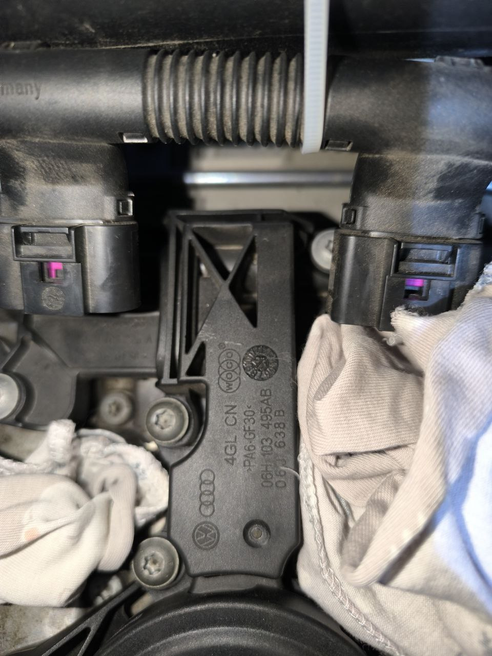 faw — Skoda Yeti. Запчасти на фото: 06H103495AB