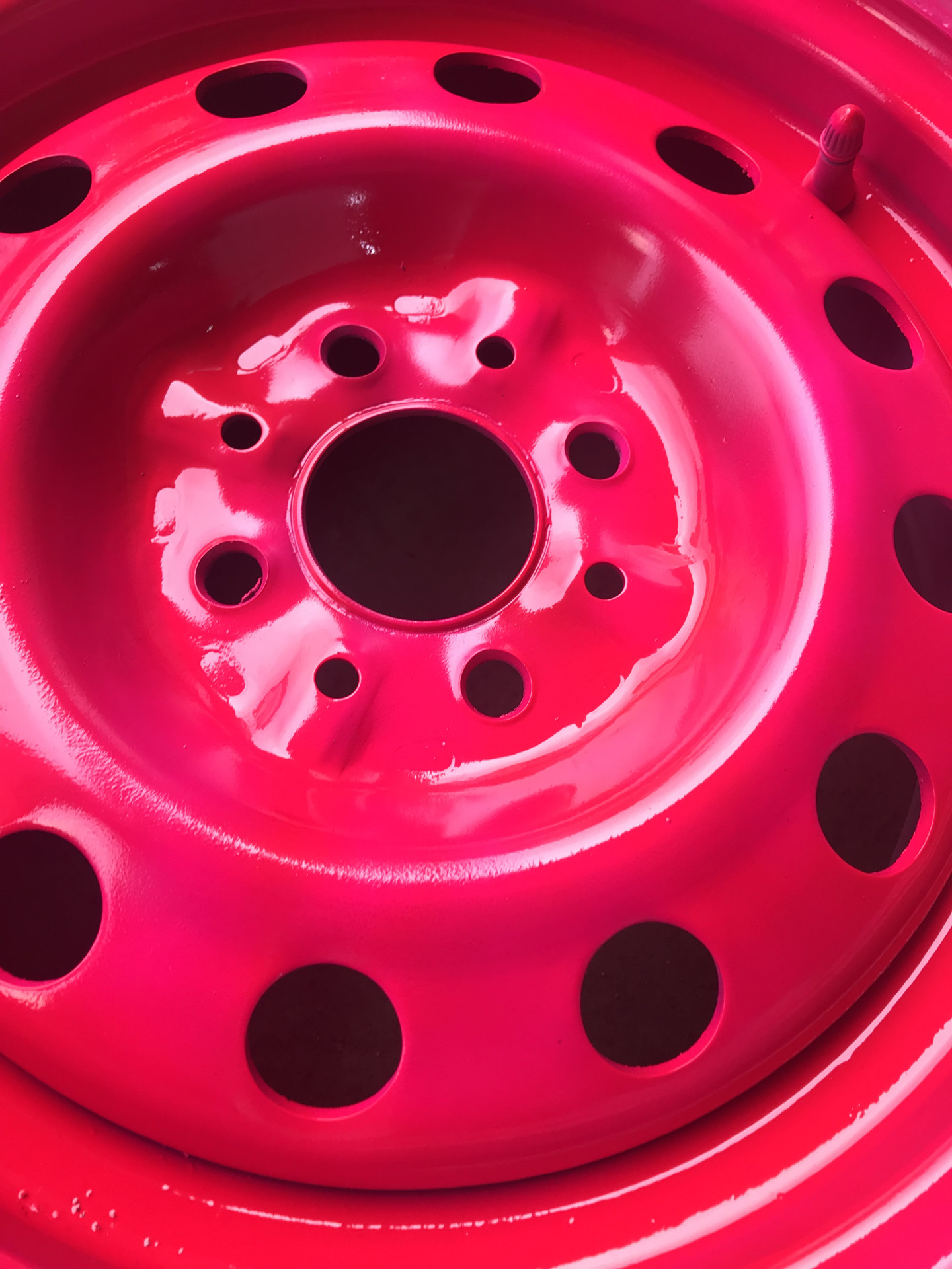 Где можно покрасить диски. Порошковая покраска дисков. Покрасить диски. Колесные диски крашеные. Кислотно розовые диски.