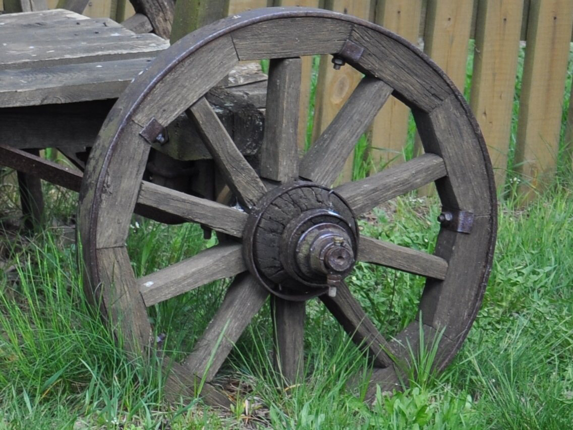 Деревянные колеса для телеги. Деревянное колесо. Колесо от телеги. Колесо телеги деревянное. Старое колесо от телеги.
