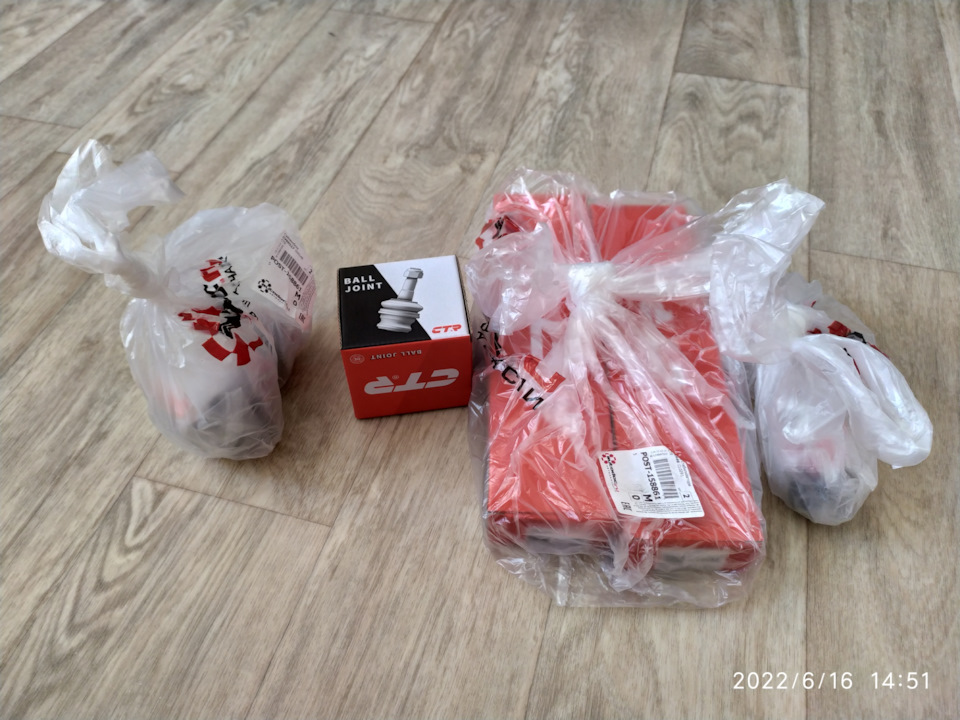 Замена сайлентблоков передних рычагов, шаровой опоры справа, стоек ...