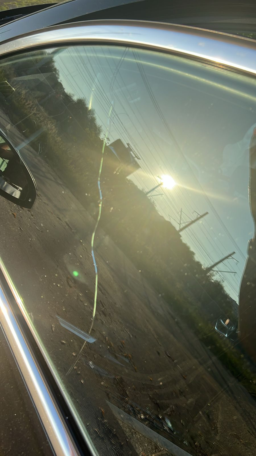 Замена водительского стекла. Замена водительского стекла ваз калина. Трейлблейзер 2006г. Крепёж водительского стекла тойота камри 50 рест. Ниссан кашкай дверь водителя.