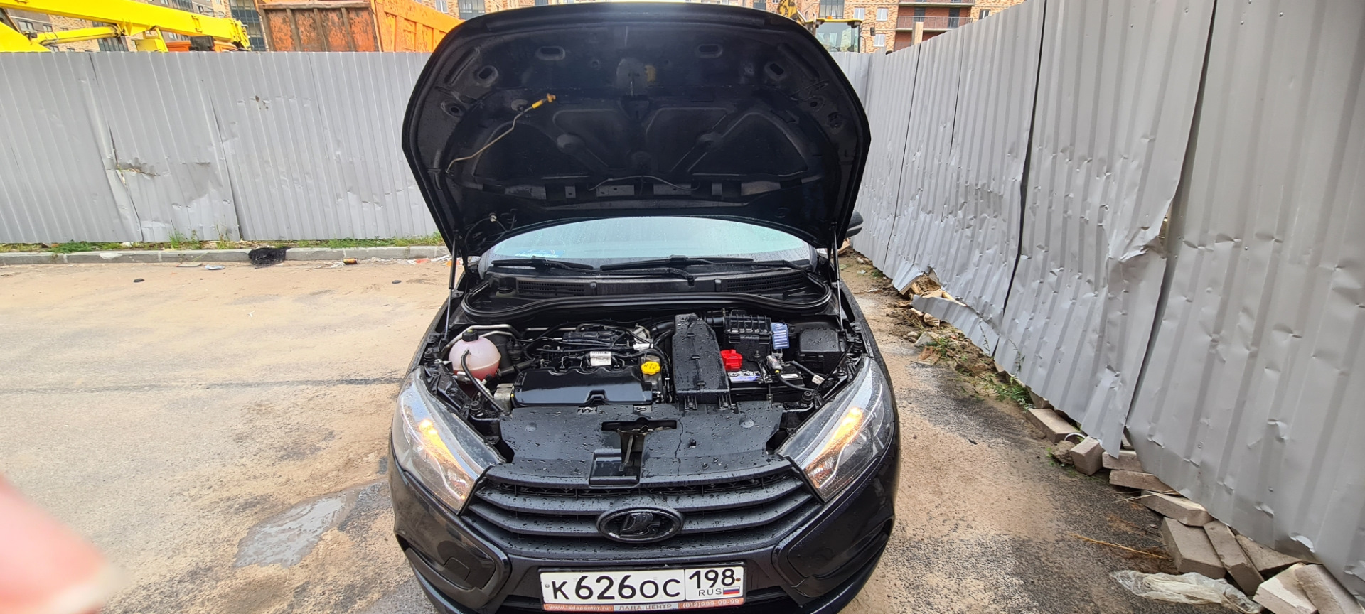 Помыл под капотом и установил уплотнитель капота. — Lada Vesta (1G), 1 ...