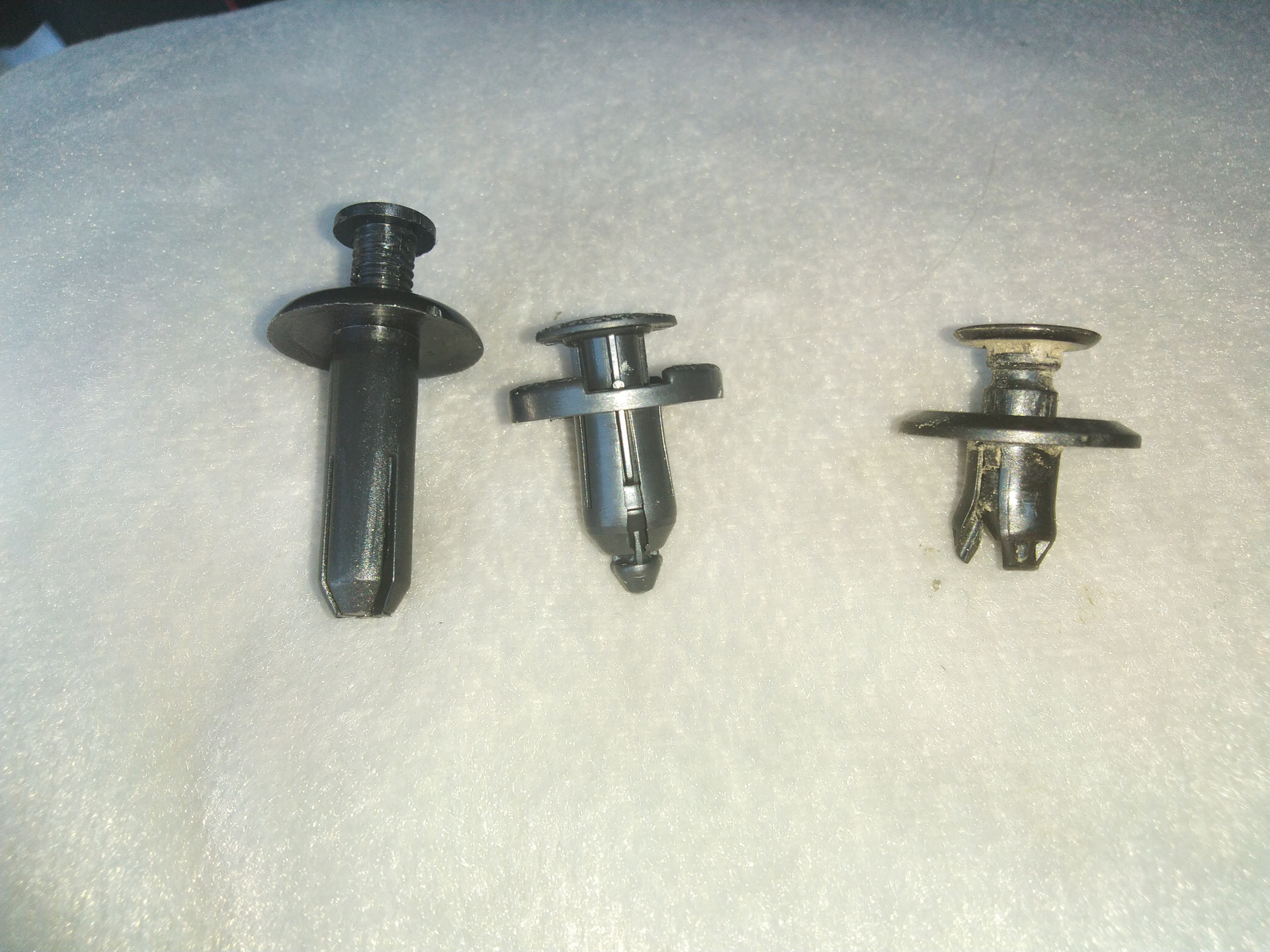 Клипса автомобильная 7х16х7. Клипсы — c983. Клипса kj 083. Mitsubishi mu488006. Пистон пыльника двигателя honda cr-v 2014.