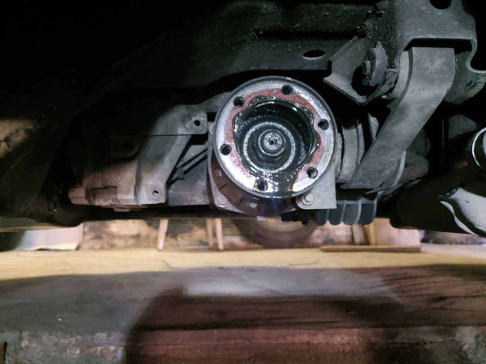 Открутил от раздатки. В ней оказалось чуть масла, видать сальник пропустил. Но под машиной никогда ни луж ни подтеков масла не было! — Jaguar X-Type