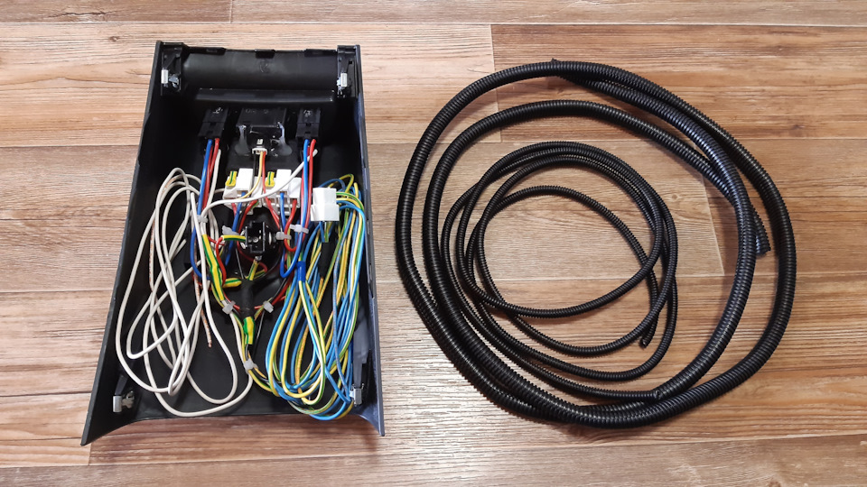 Провода в машине положил в автомобильную гофру. — Lada Vesta SW (1G)