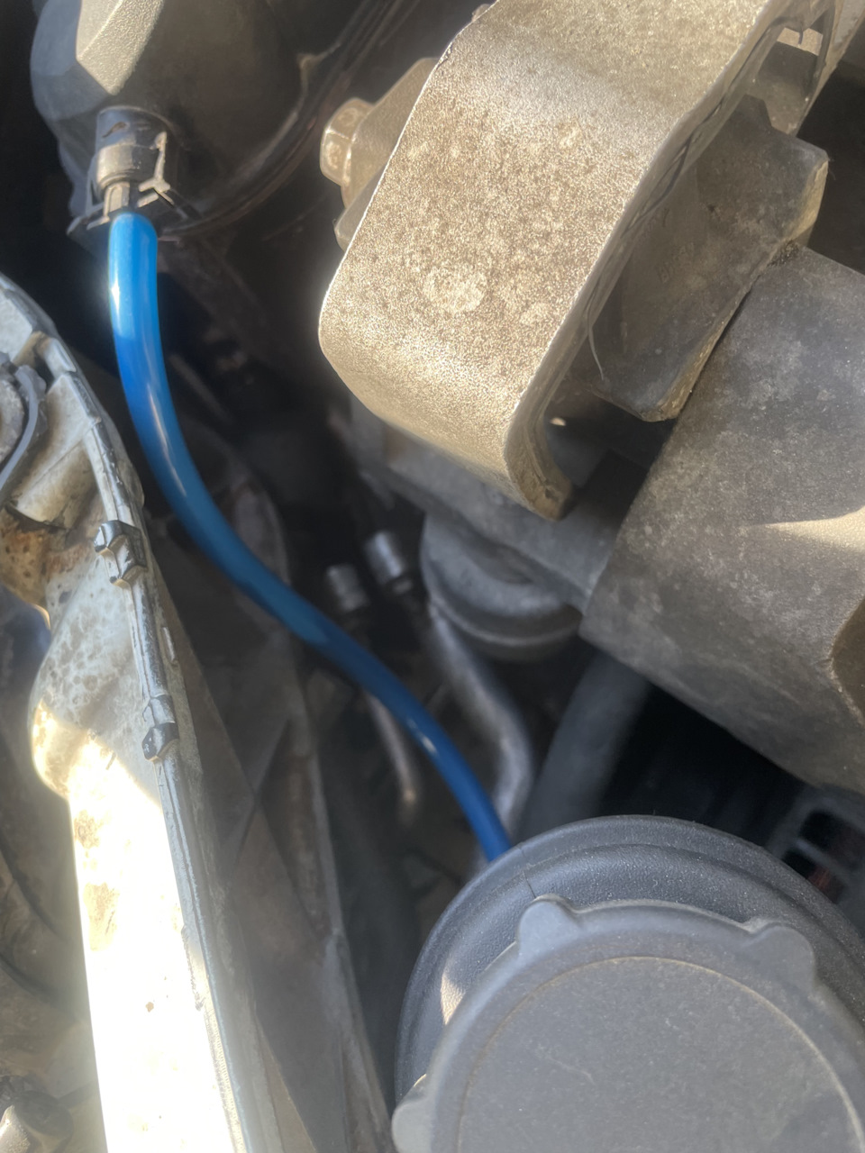 Замена патрубка антифриза с бака — Ford Mondeo IV, 2,5 л, 2008 года ...