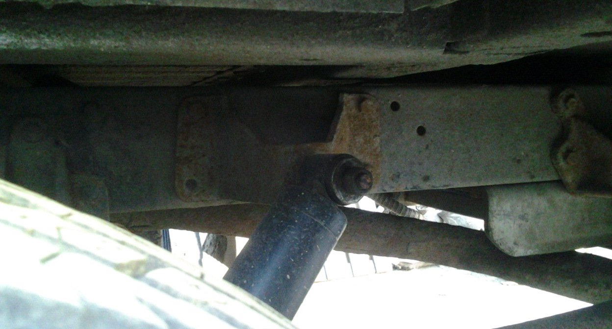 Верхнее крепление заднего. Кронштейн крепления заднего амортизатора ваз 2107. Кронштейн крепления заднего отбойника касбехлер. Верхнее крепление амортизатора ваз 2107. Крепление заднего амортизатора vw t5.
