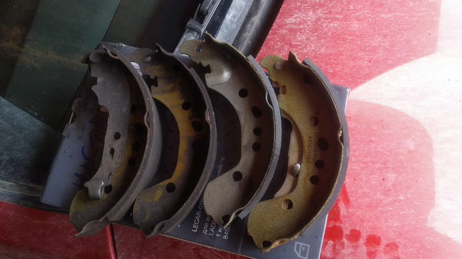 Замена тормозных колодок вкруг — Lada Vesta, 1,6 л, 2016 года | своими ...