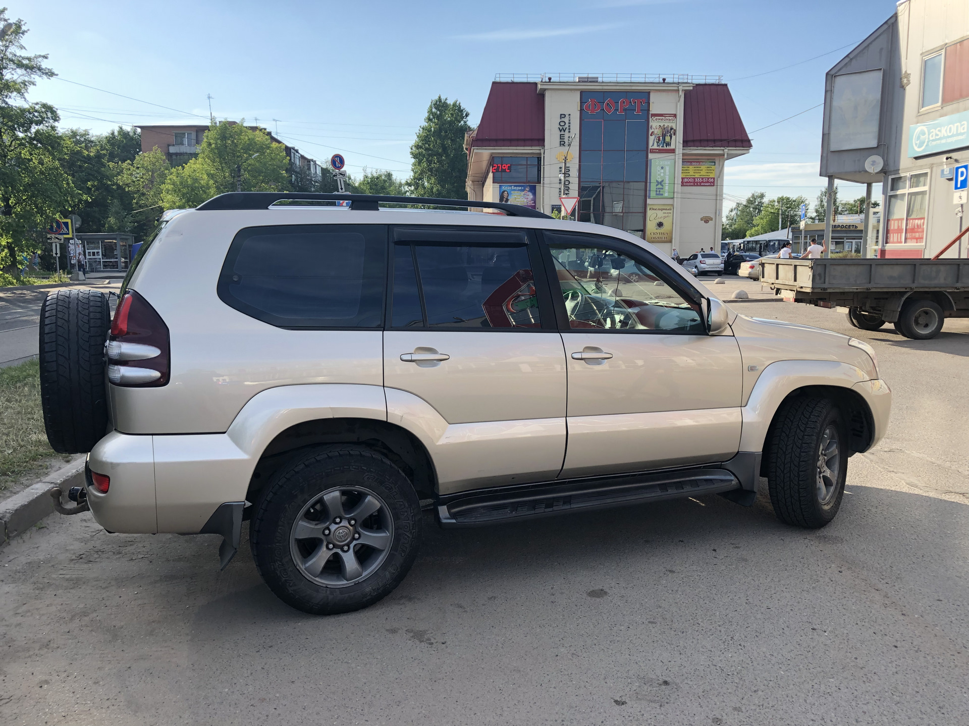 Гул прадо 120. Toyota Land Cruiser Prado 120 33 колёса. Прадо 120 37 дюймах. Тойота ленд Крузер Прадо 100 с прицепом. Прадо 120 на 33 колесах.