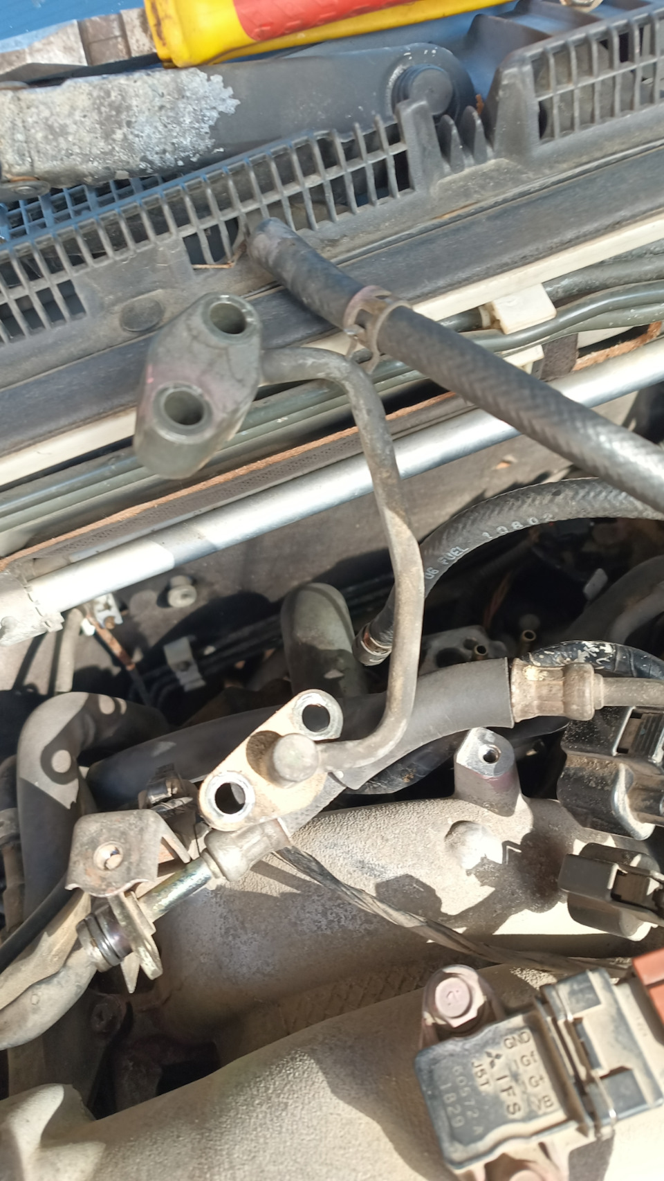 чтобы добраться до одного из фильтров трубку нужно снимать полностью — Mitsubishi Pajero (3G)