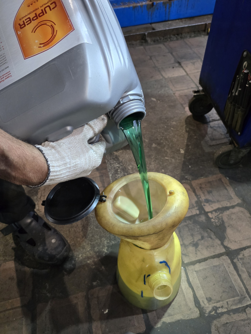 Заливаем бледнозелёное промывочное масло в лейку. — Volvo XC60 (1G)