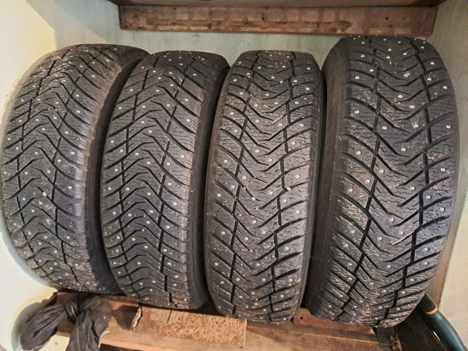 Шины зимние шипованные Yokohama 205/60 R16, литые диски 16 5x114,3. Б/у ...