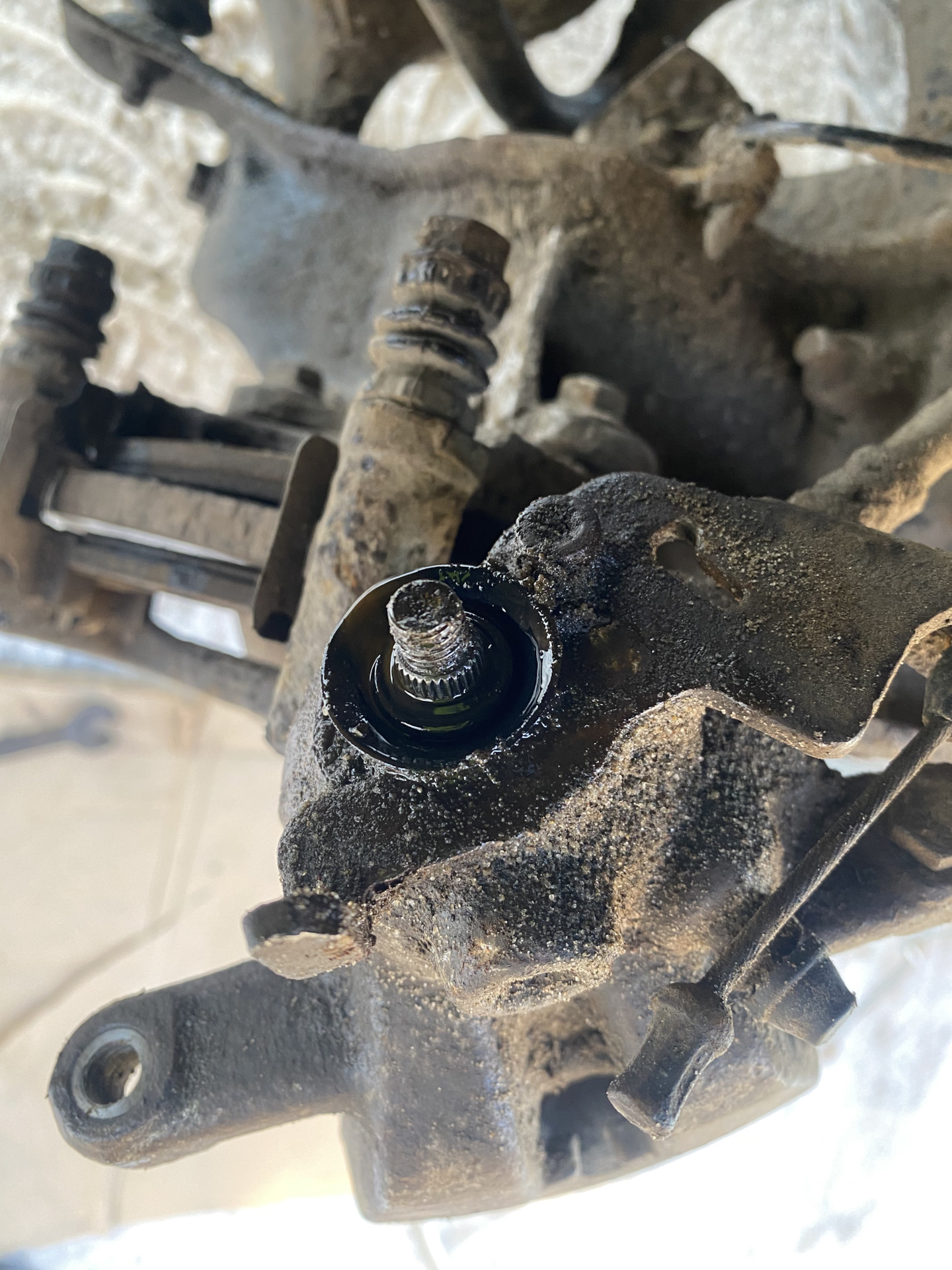 Замена сальника болта ручника на суппорте — Ford Mondeo IV, 2,5 л, 2007 ...