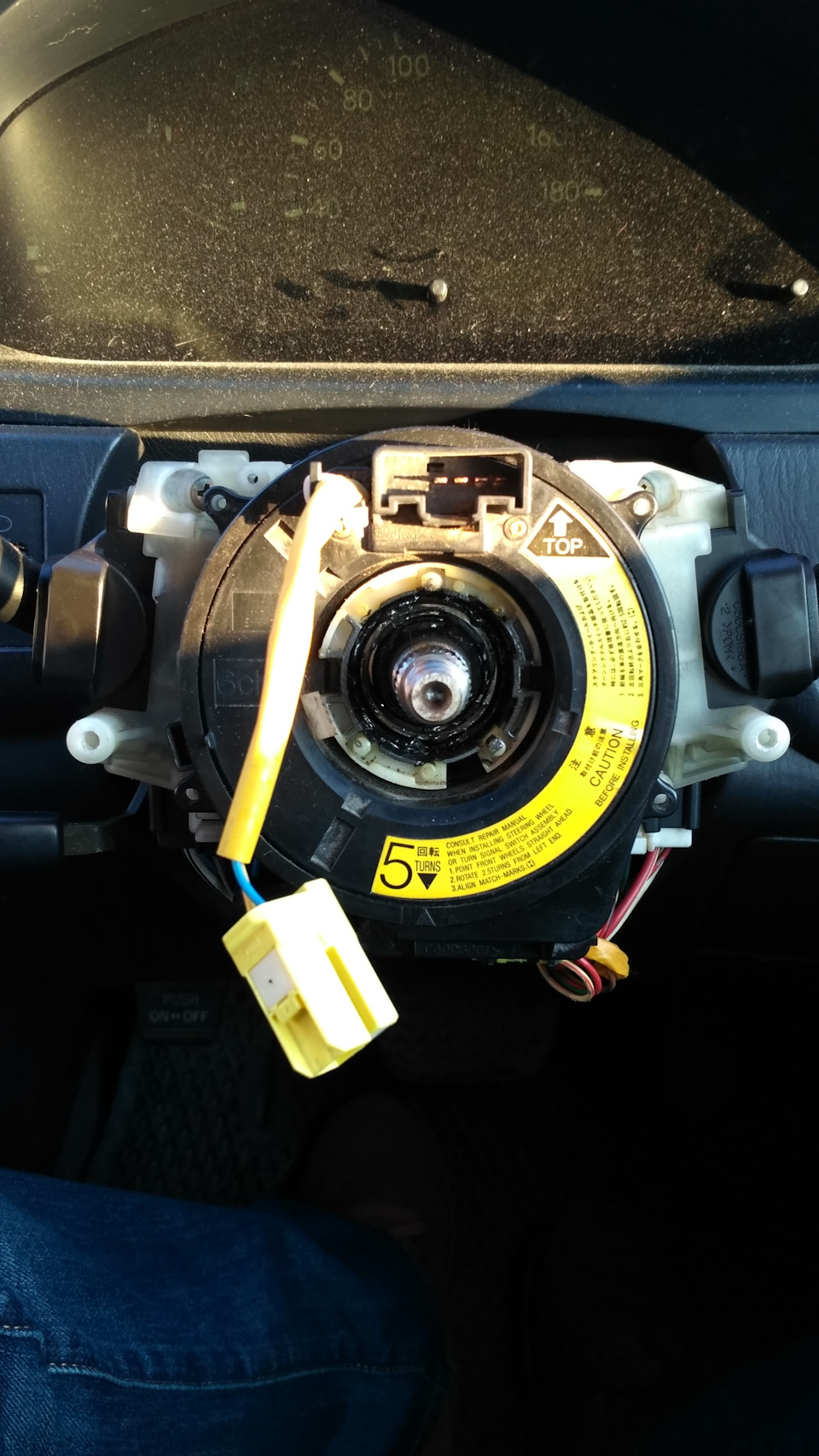 Рулевая лента что это. O2AAAgCFauA 960. Рулевая лента что это фото. Рулевая лента что это-O2AAAgCFauA 960. картинка Рулевая лента что это. картинка O2AAAgCFauA 960. В мае 2018 года перестал работать звуковой сигнал. Посчитал что лучше оригинального нет ничего и приобрел у известного разборщика контрактную шлейф-ленту руля. Замена производилась на 223683 км. Когда держал свой старый и контрактный шлейф, казалось как будто контрактный разбирался.Недавно опять пропал звуковой сигнал со всеми сопутствующими. На одометре 232935 км. И 10 тыс. км не отъездил контрактный шлейф. Может всё таки разбирался и паялся, потому и отходил так мало?На этот раз купил шлейф-ленту руля небезысветсного китайского производителя SAT.В замене в принципе нет ничего сложного. Снял клемму с аккумулятора. Открутил два болта, которые держат подушку безопасности руля, ключ торкс T30. Рулевая лента что это. O2AAAgCFauA 960. Рулевая лента что это фото. Рулевая лента что это-O2AAAgCFauA 960. картинка Рулевая лента что это. картинка O2AAAgCFauA 960. В мае 2018 года перестал работать звуковой сигнал. Посчитал что лучше оригинального нет ничего и приобрел у известного разборщика контрактную шлейф-ленту руля. Замена производилась на 223683 км. Когда держал свой старый и контрактный шлейф, казалось как будто контрактный разбирался.Недавно опять пропал звуковой сигнал со всеми сопутствующими. На одометре 232935 км. И 10 тыс. км не отъездил контрактный шлейф. Может всё таки разбирался и паялся, потому и отходил так мало?На этот раз купил шлейф-ленту руля небезысветсного китайского производителя SAT.В замене в принципе нет ничего сложного. Снял клемму с аккумулятора. Открутил два болта, которые держат подушку безопасности руля, ключ торкс T30.