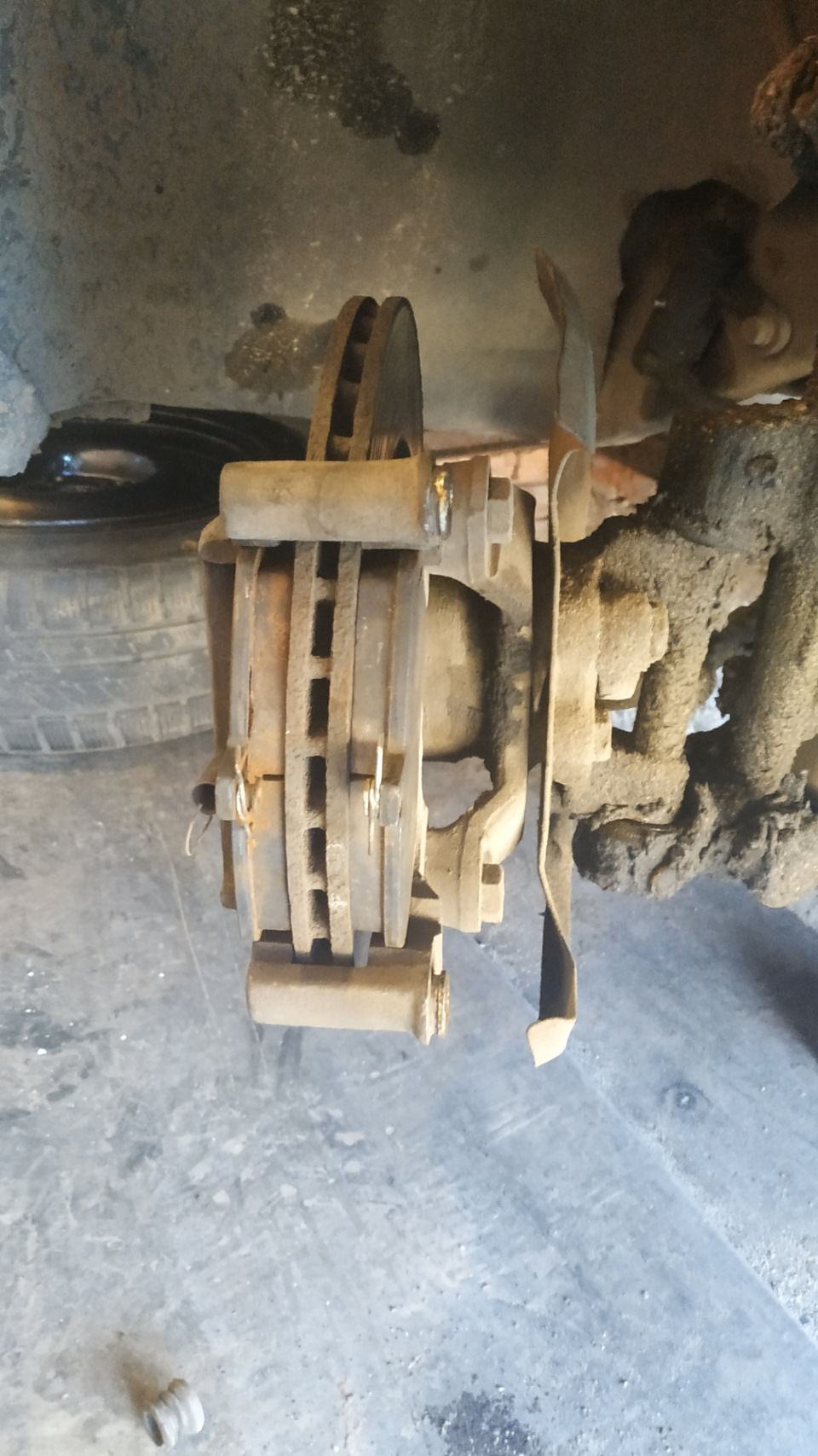 Замена тормозных колодок и направляющих — ГАЗ 3110, 2,3 л, 2000 года ...