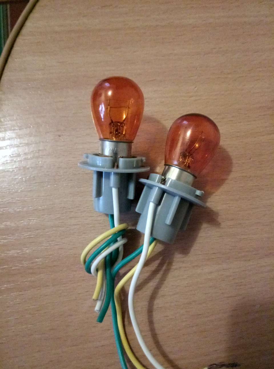 Двухконтактный цоколь в поворотники