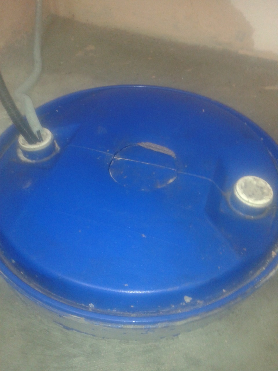 Бочка в подвале гаража/частного дома. — Dodge Caravan III, 2,4 л, 1997 ...