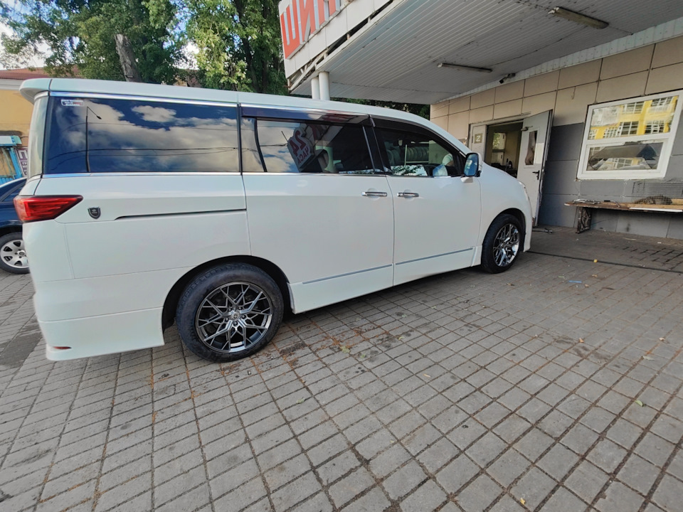 Nissan Elgrand e52