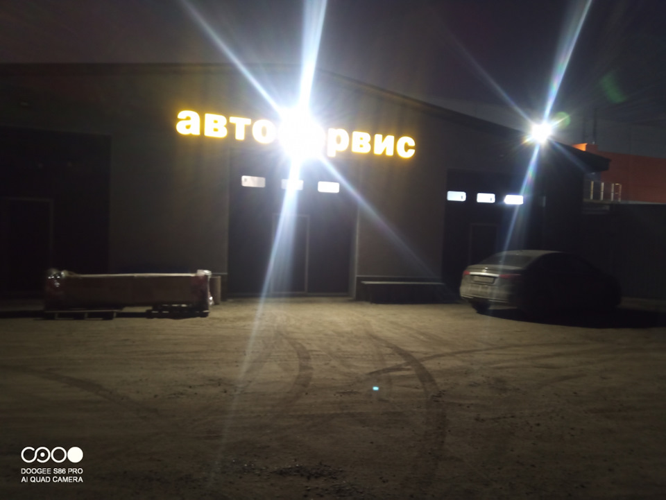 У первого бокса лежит упакованный новый подъемник — Renault Koleos (2G)