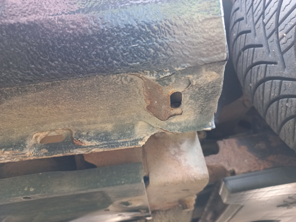 Чем заткнуть отверстия в порогах если не купить нигде заглушки ...