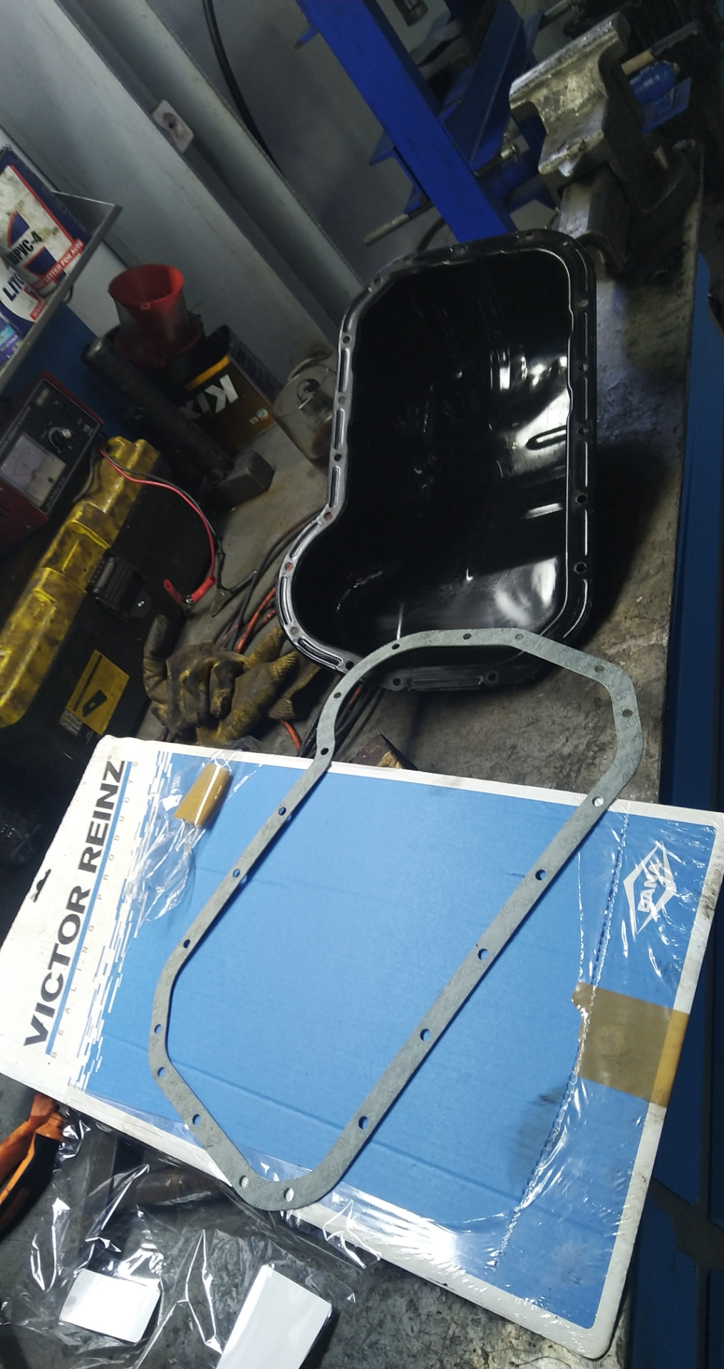 Пока снят коробас и ищется маховик переклеил поддон — Audi A4 (B5), 1,9 ...