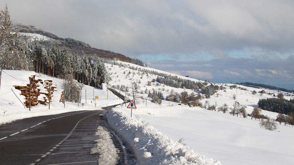 Слева вверх уходит дорога к таверне «Ля Жасери» (La Jasserie) и вершине парка — около 1400 м. — Audi A4 (B9)