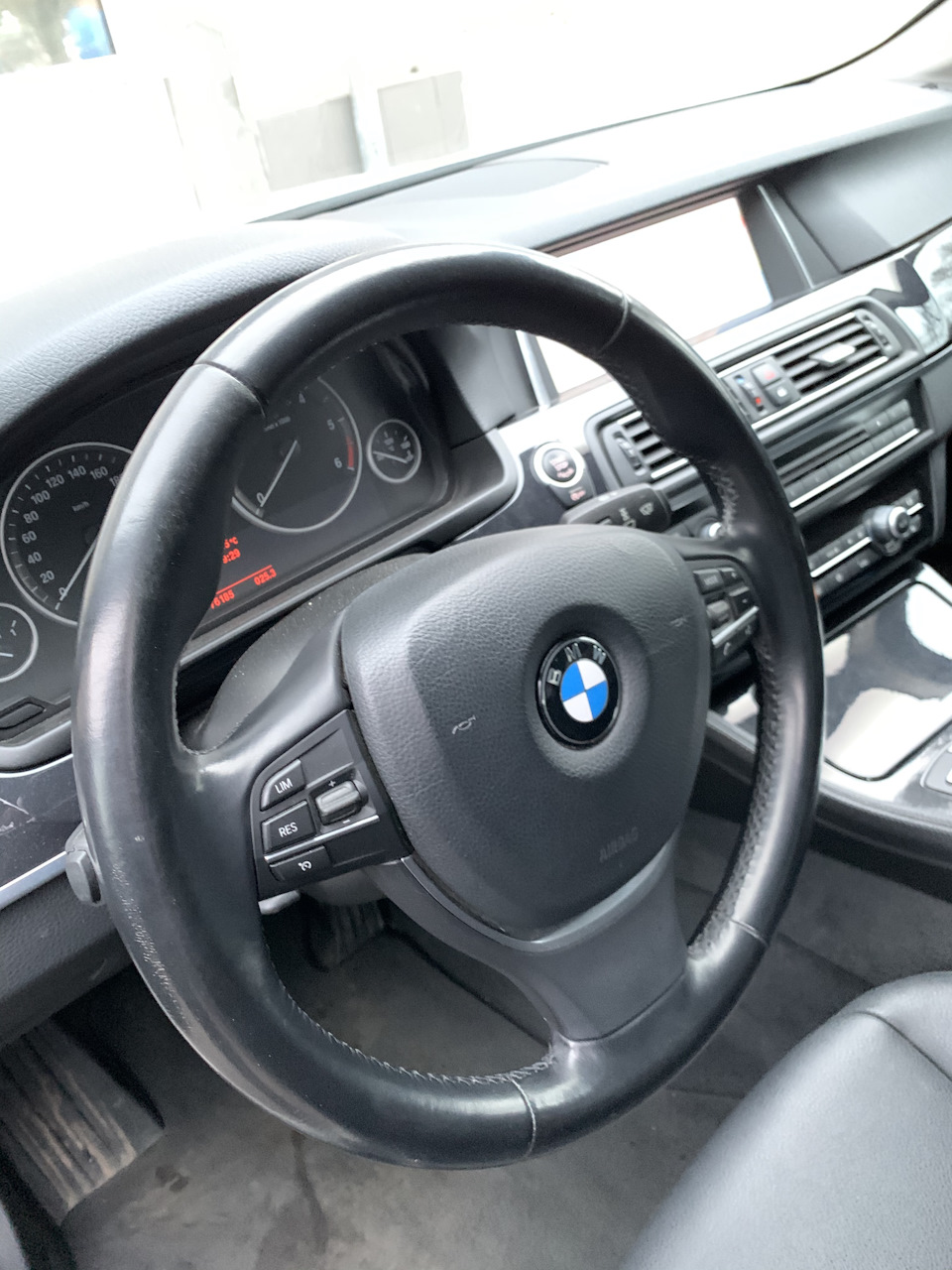 Перешив руля и боковой подушки сидения — BMW 5 series (F10), 2 л, 2012 года  | другое | DRIVE2