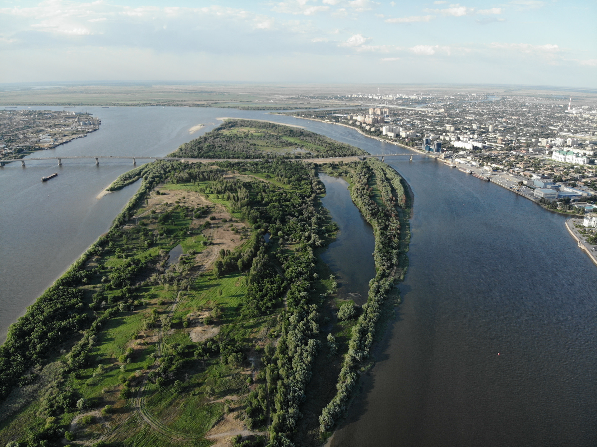 Река Волга в Астрахани