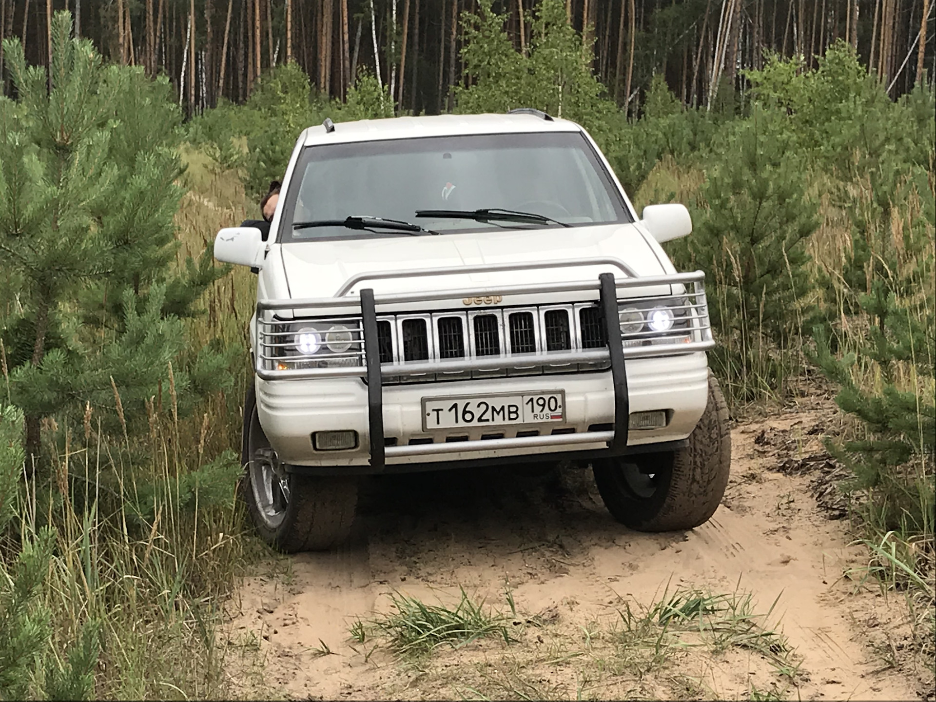 Jeep Cherokee 2000 с кенгурятником