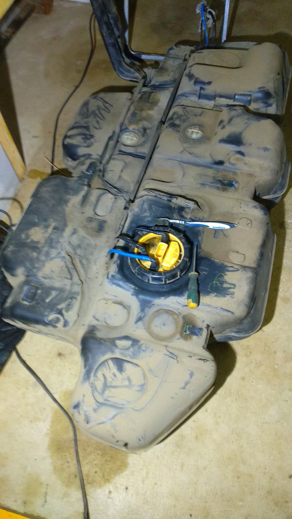 Промывка топливного бака и замена датчика уровня топлива. — Volkswagen ...