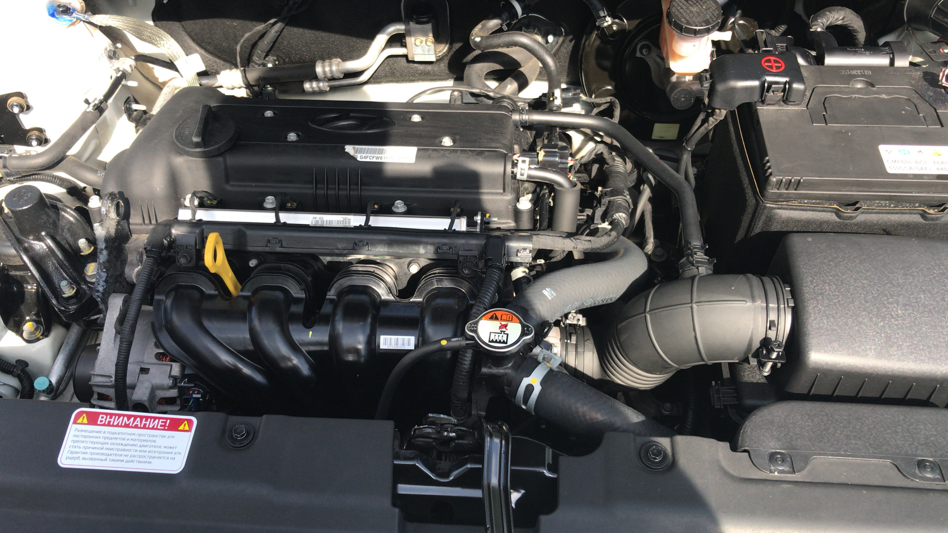 Ремонт двигателя хендай солярис. Солярис 2016 АКБ. Солярис 1 двигатель троит. Солярис 1.6 цепь управления нагревателя артикул 2016 год. Полка момента двигателя Hyundai Solaris 1.6.