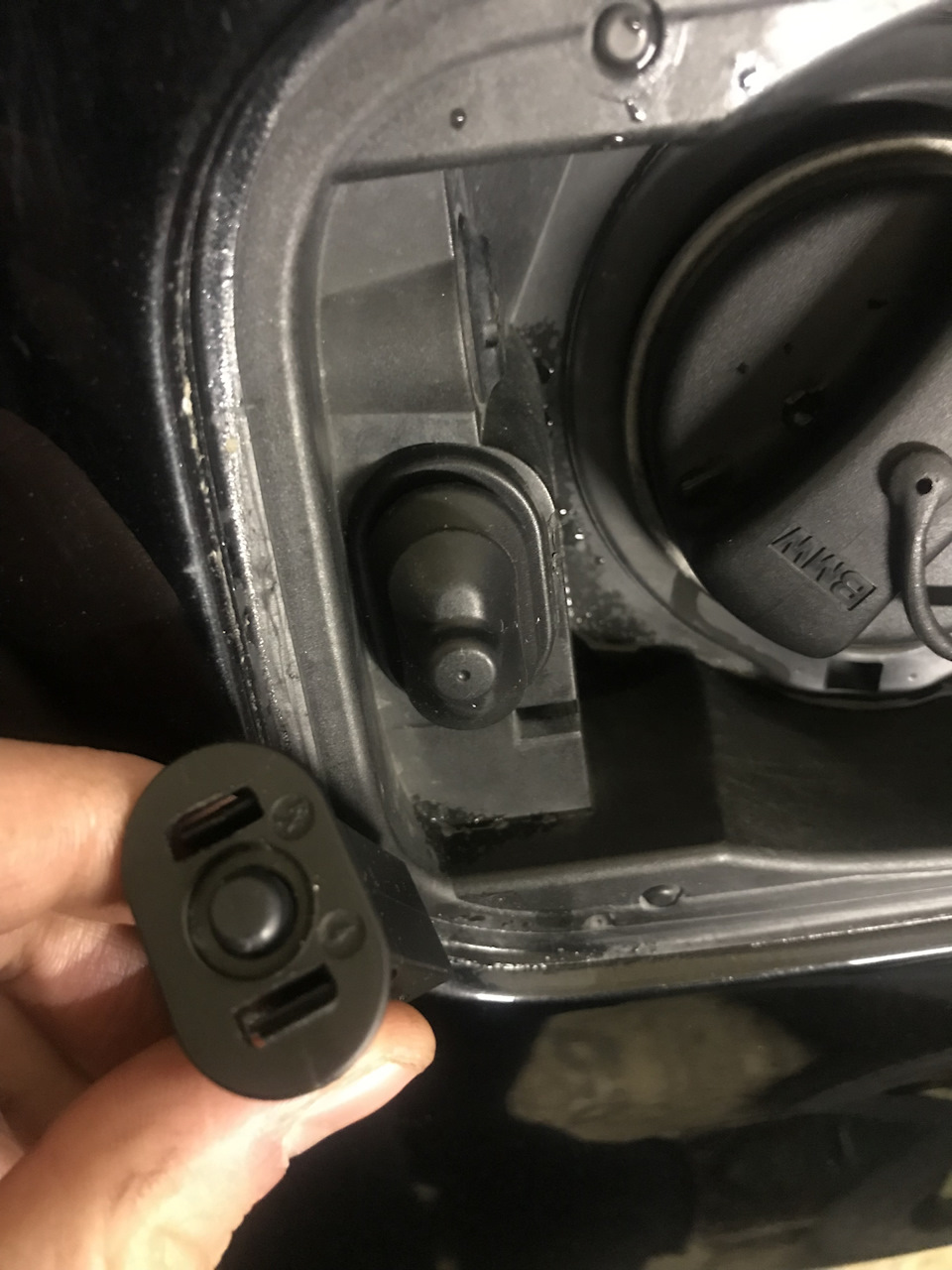 Кнопка крышки бензобака — BMW 5 series (E60), 2,5 л, 2006 года | своими ...