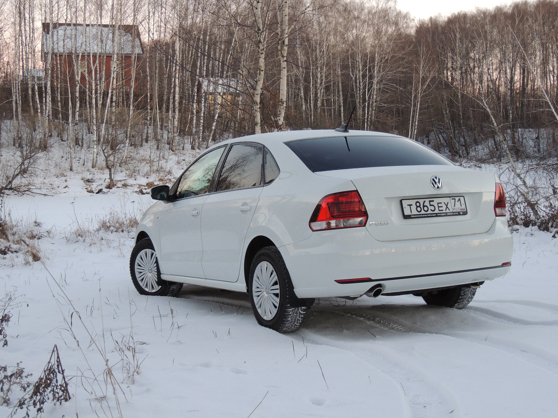 Белый седан Volkswagen Polo зима