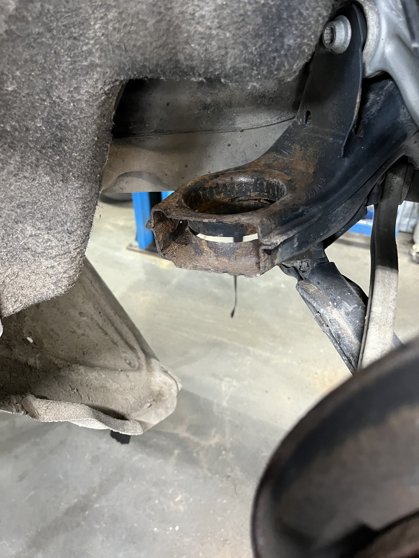 45. Замена передних рычагов и сайлентблоков заднего подрамника ...