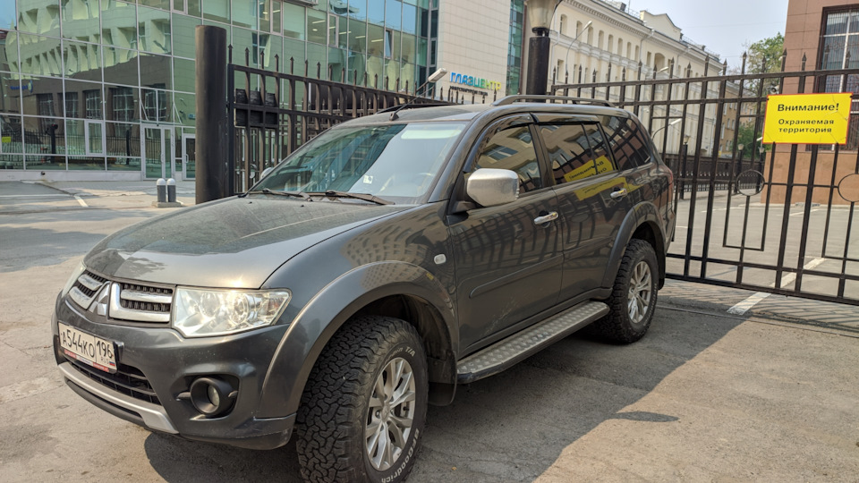 Установка ветровиков. Кнопка регулировки сидения. — Mitsubishi Pajero ...