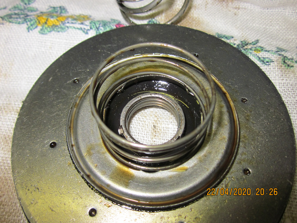 Противодренажный (обратный) клапан в сборе — Lada Vesta SW (1G). Запчасти на фото: 22042020