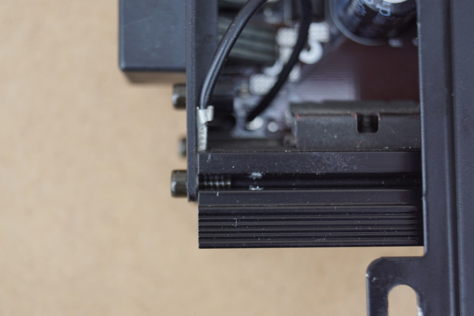 А этот проводок соединяет массу платы с корпусом, который служит экраном от электромагнитных помех. Такой есть в любом усилителе, если плата не закреплена винтами к корпусу. А еще это наглядный пример, почему усилитель нельзя крепить напрямую корпусом к металлу авто. В случае плохого контакта от терминала усилителя на массу аккумулятора, ток частично пойдет через корпус на кузов по этому проводу, сечением максимум 0,2 мм². Ничего хорошего в этом случае ожидать не стоит. Так же утечка будет и по межблокам, но это уже другая история — Lada Приора Купе