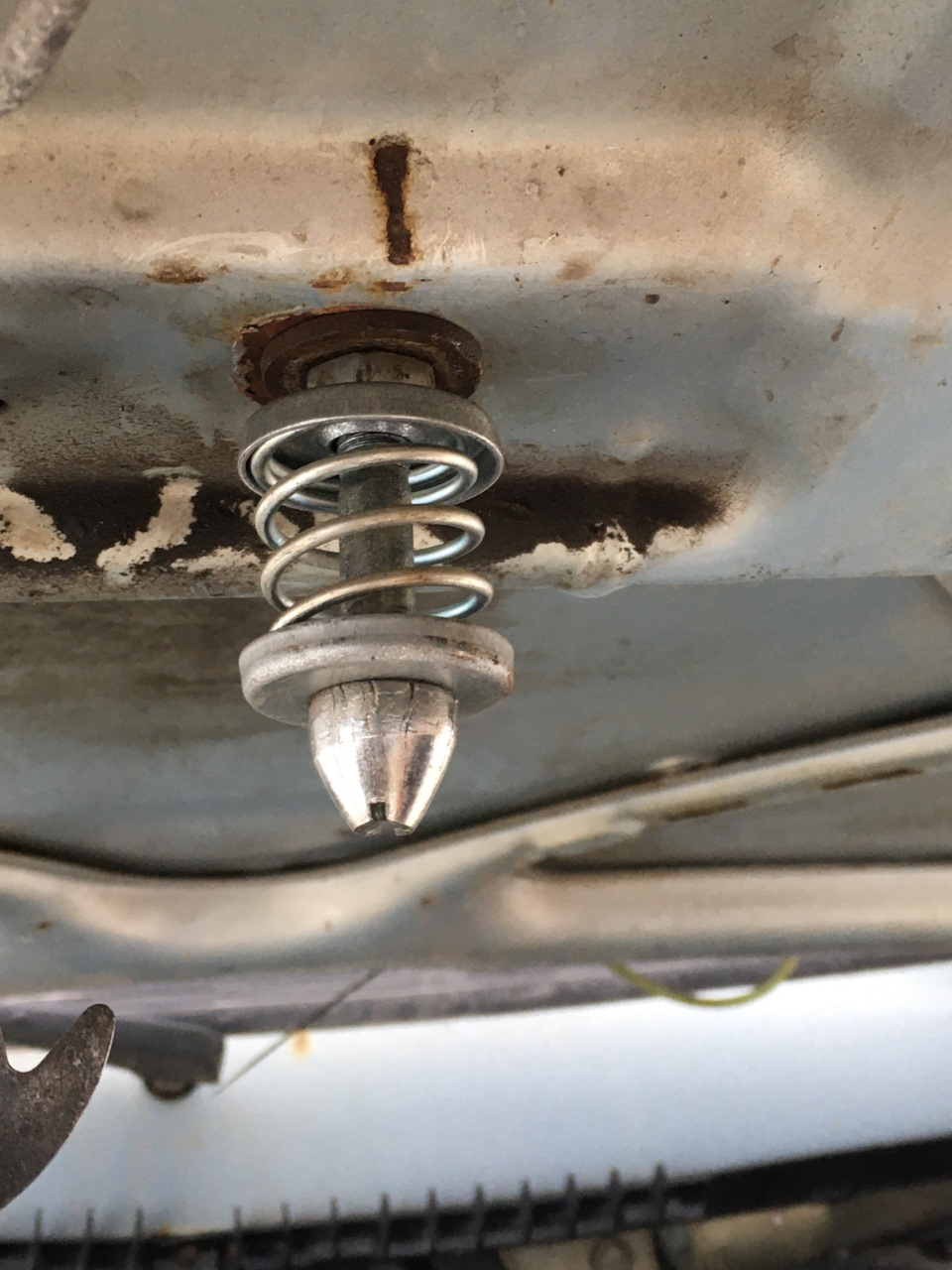 Замена замка капота — Lada 2115, 1,5 л, 2005 года | поломка | DRIVE2