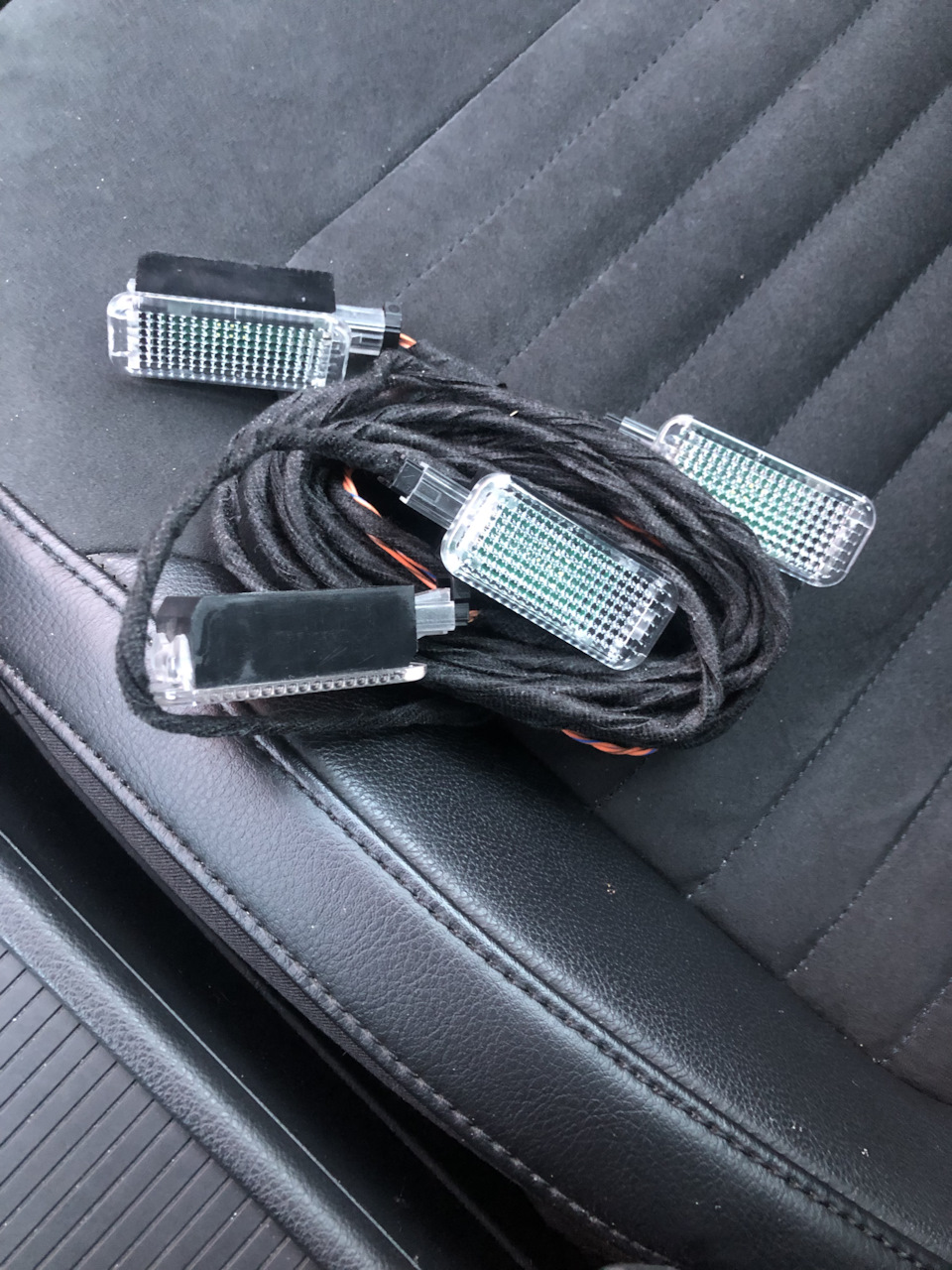 Подсветка пространства ног. — Volkswagen Passat B7, 1,8 л, 2012 года ...