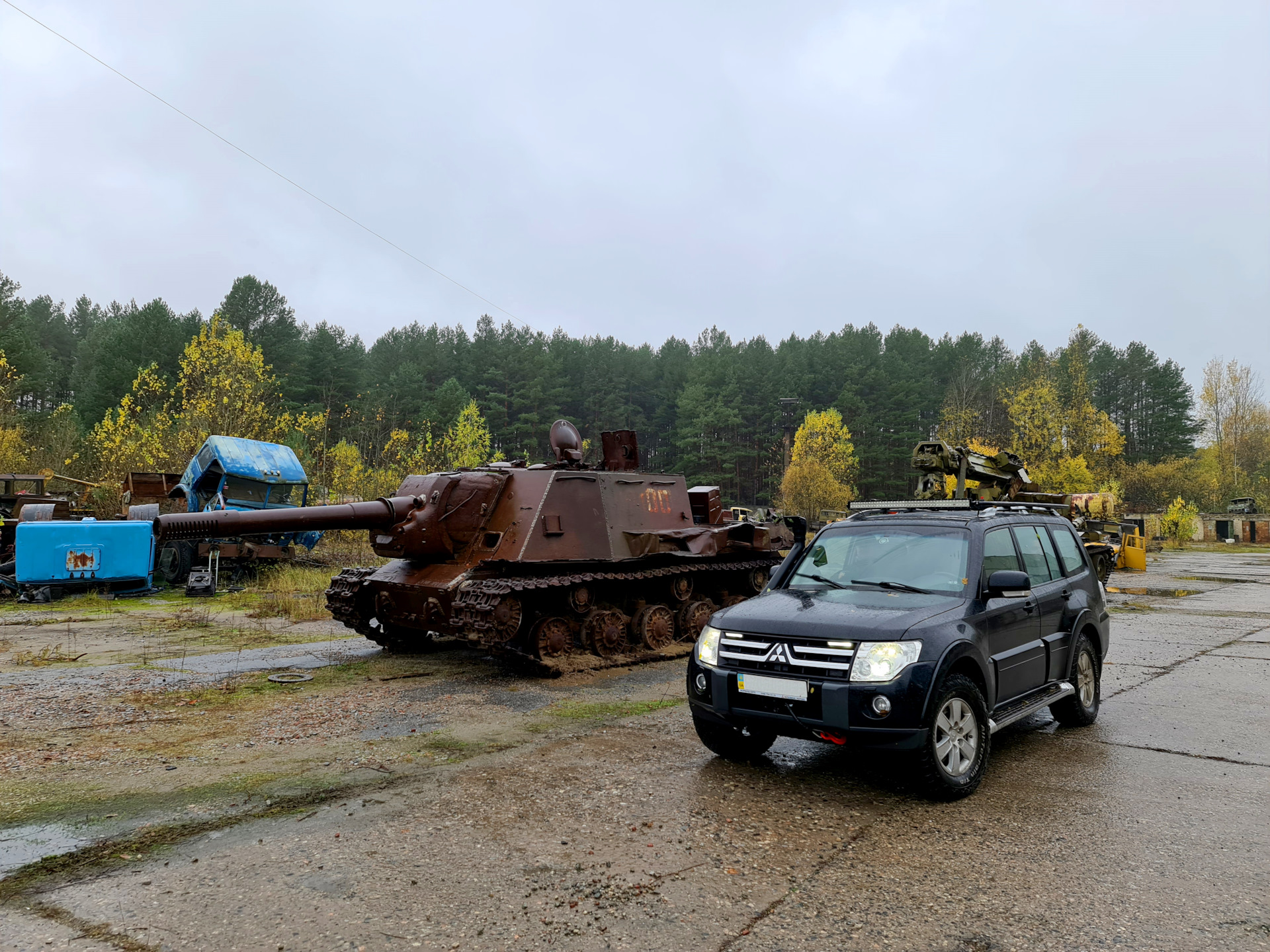 Чернобыльская зона отчуждения 6ч. Припять, Автобаза. — Mitsubishi Pajero  (4G), 3,2 л, 2007 года | путешествие | DRIVE2