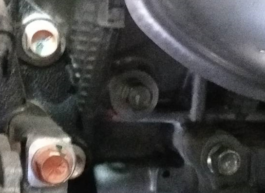 Заглушка по середине — Mitsubishi Pajero Sport (3G)