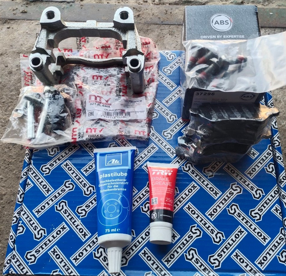 Замена задних тормозных дисков, колодок и скобы. — Opel Zafira A, 1,8 л ...