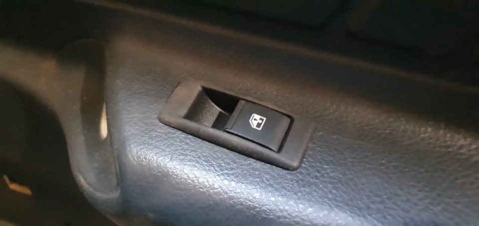 На пассажиркой стороне врезал вот такую кнопку от калины на стеклоподъемник