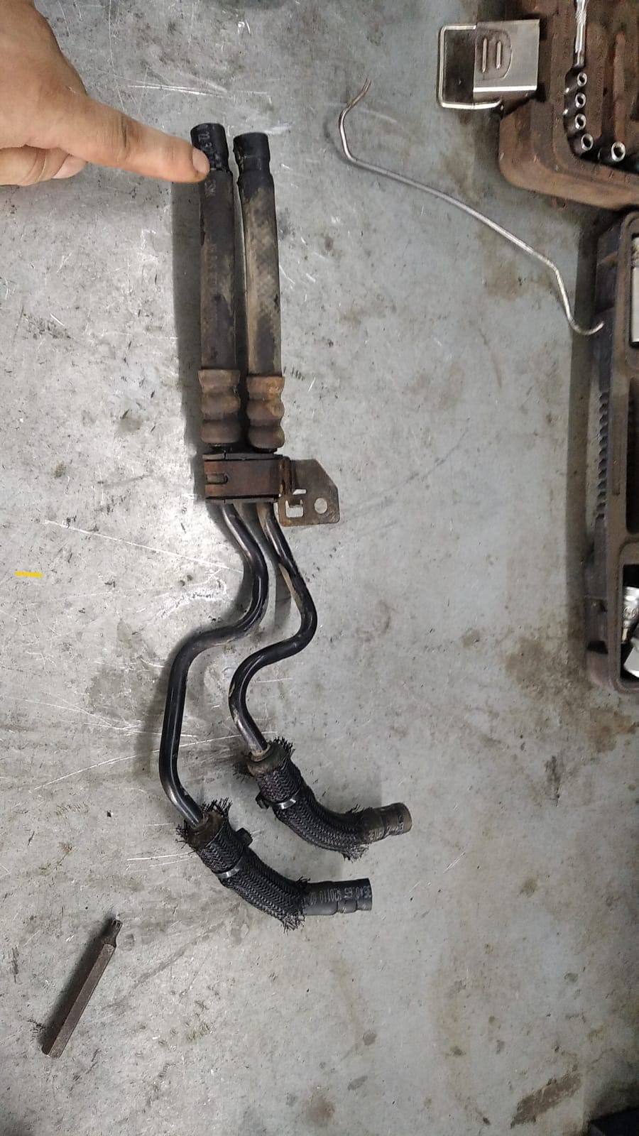 Плановое ТО, вытекла жидкость гидроусилителя — Cadillac SRX (2G), 3 л ...