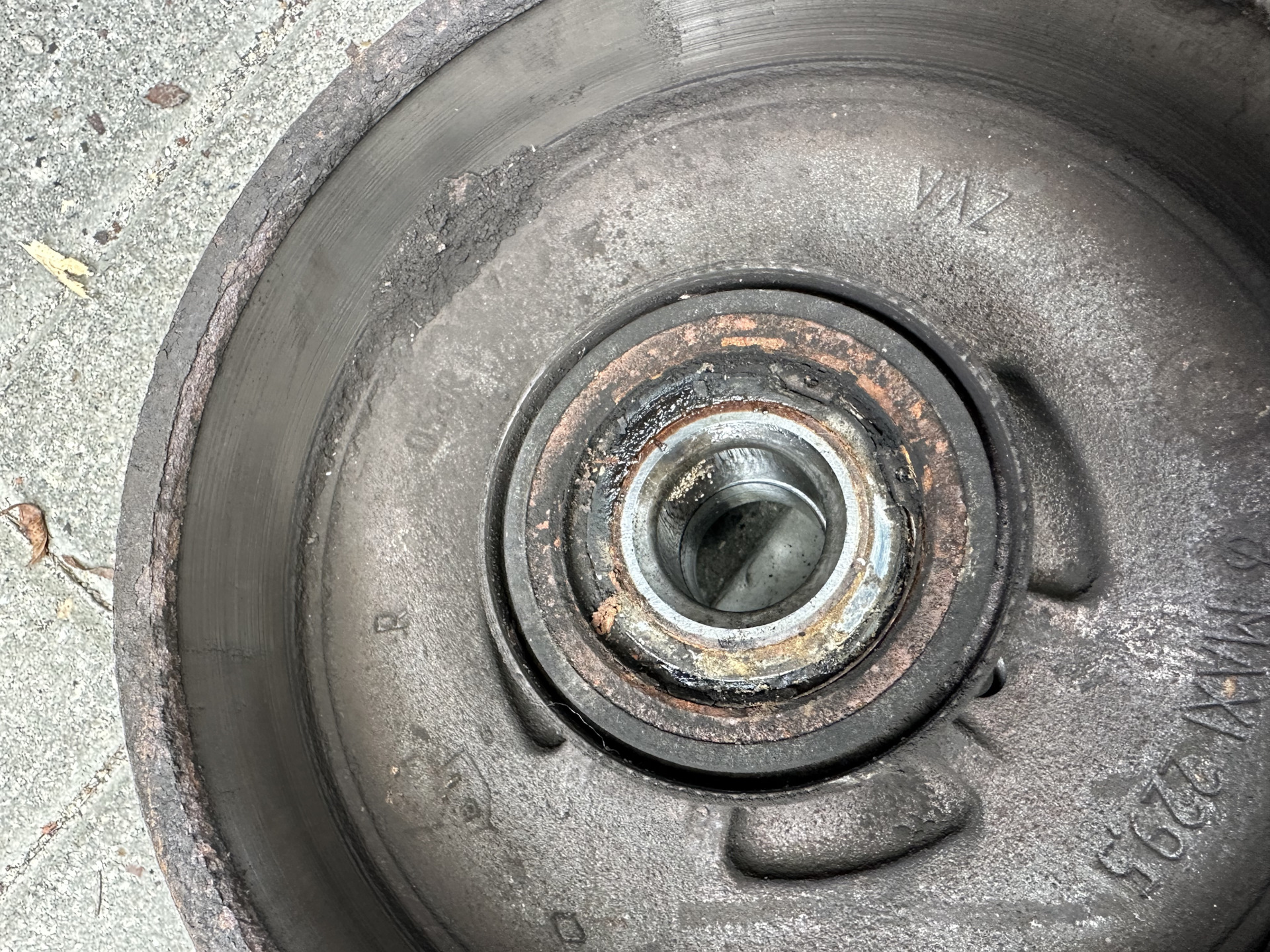 Замена задних колодок — Lada Ларгус, 1,6 л, 2017 года | расходники | DRIVE2