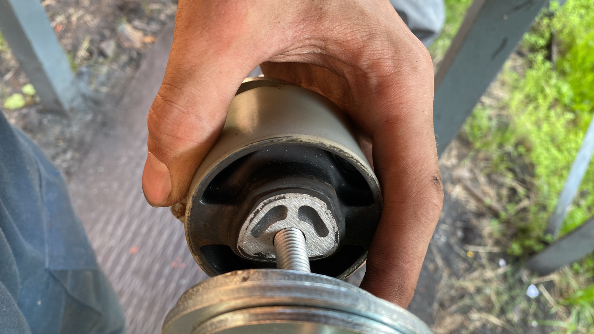 Замена нижней подушки двигателя пежо 206 — Peugeot 206, 1,6 л, 2007 ...