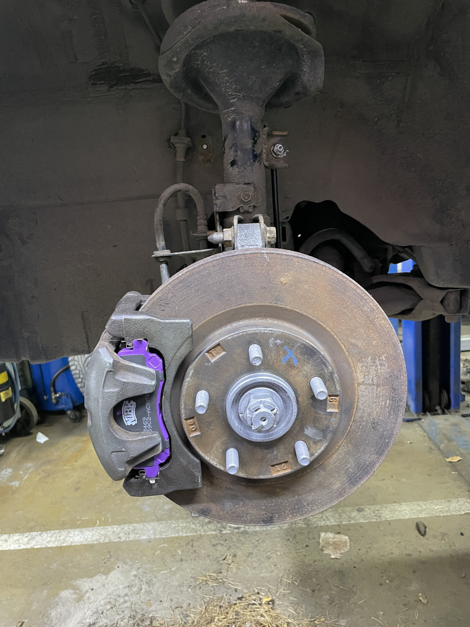 Замена поворотных кулаков, дисков и суппортов. — Mitsubishi Lancer X, 2 ...