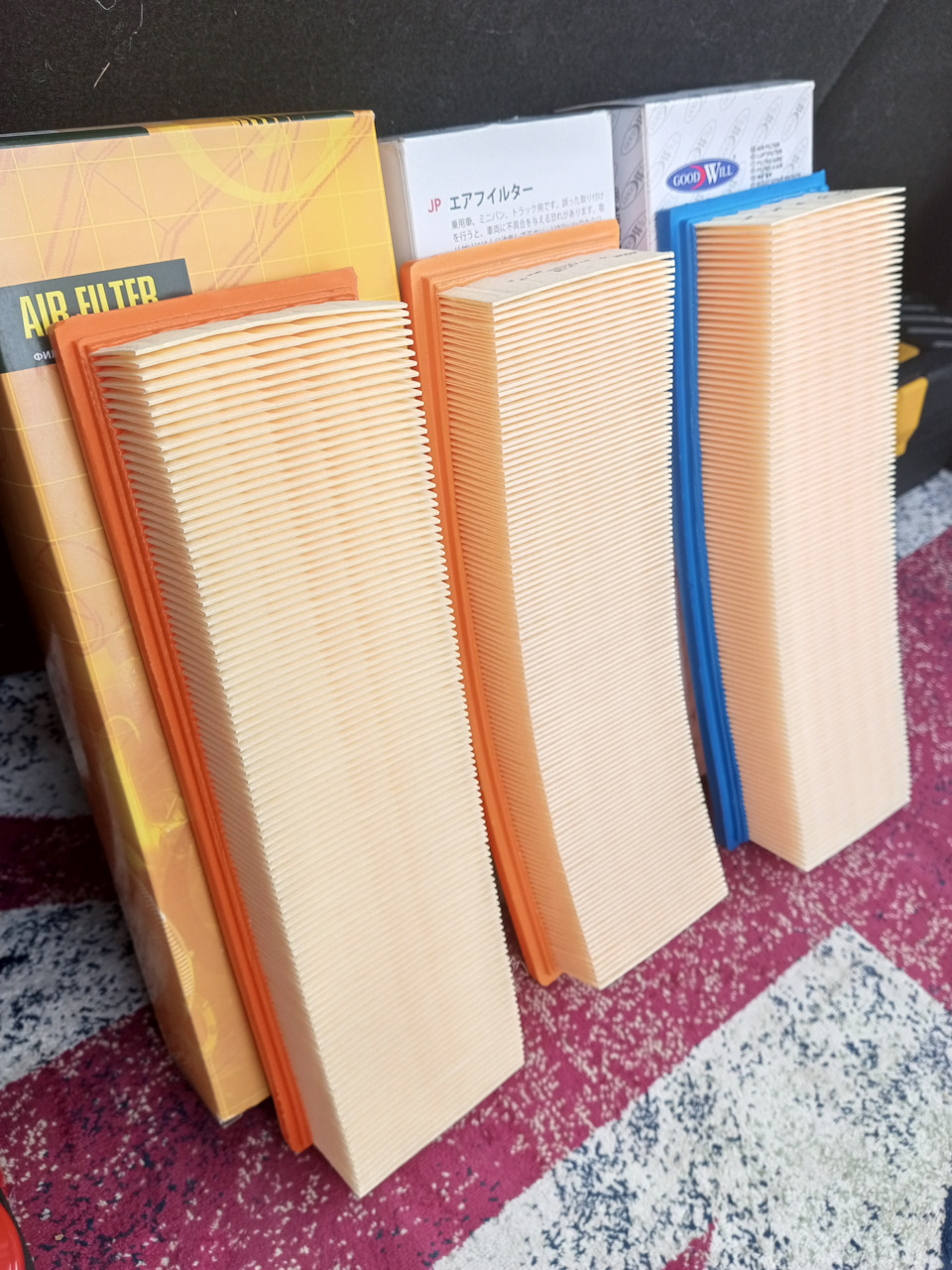 Визуально все три фирмы одинаковы, единственное GoodWill выделился цветовой палитрой. При более детальном осмотре, вот что заметил: у марки Lynx бумага фильтра какая та тонкая и сама конструкция фильтра хлипкая, это даже видно по фотографии (он сгорбатился.) У марки Just Drive и GoodWill качество бумаги фильтра на одном уровне. — Peugeot 207